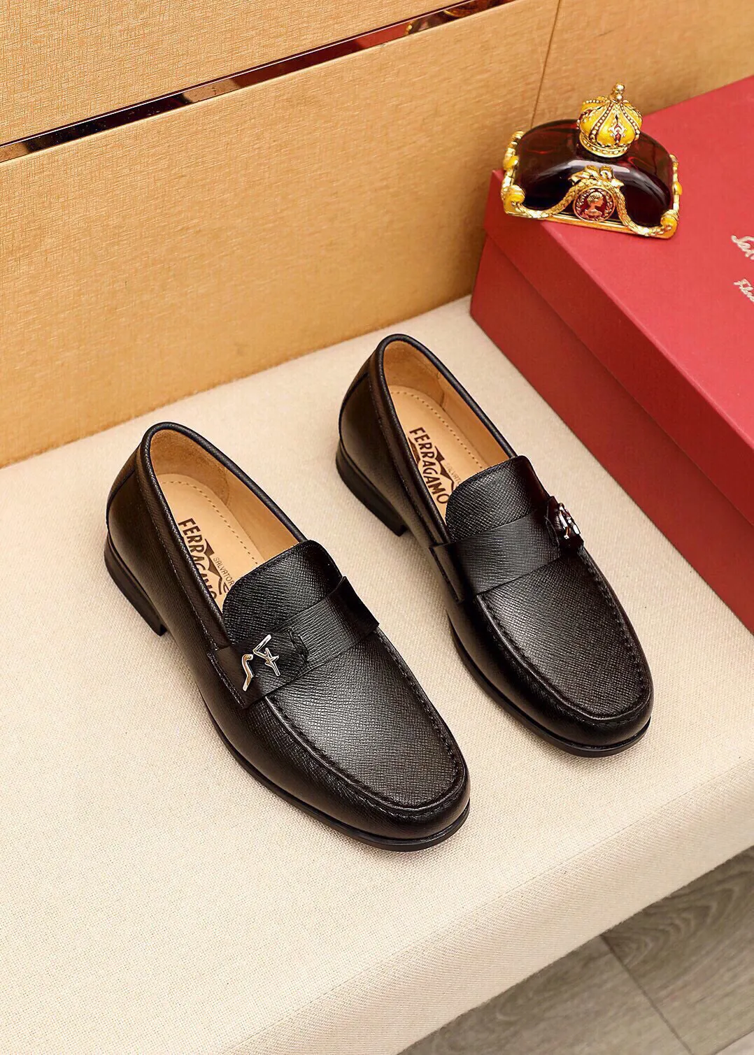 Men's shoes 💰480 💐 Product trademark: Ferragamo "Ferragamo" casual leather shoes Regular size: 38-44 (45🉑️customized) Product materials: Selected imported first-layer cross-grain cowhide leather upper + luxury hardware buckle, imported water-dyed cowhide leather lining. Strong three-dimensional visual effect, original outsole color: 4⃣️seed leather materials available